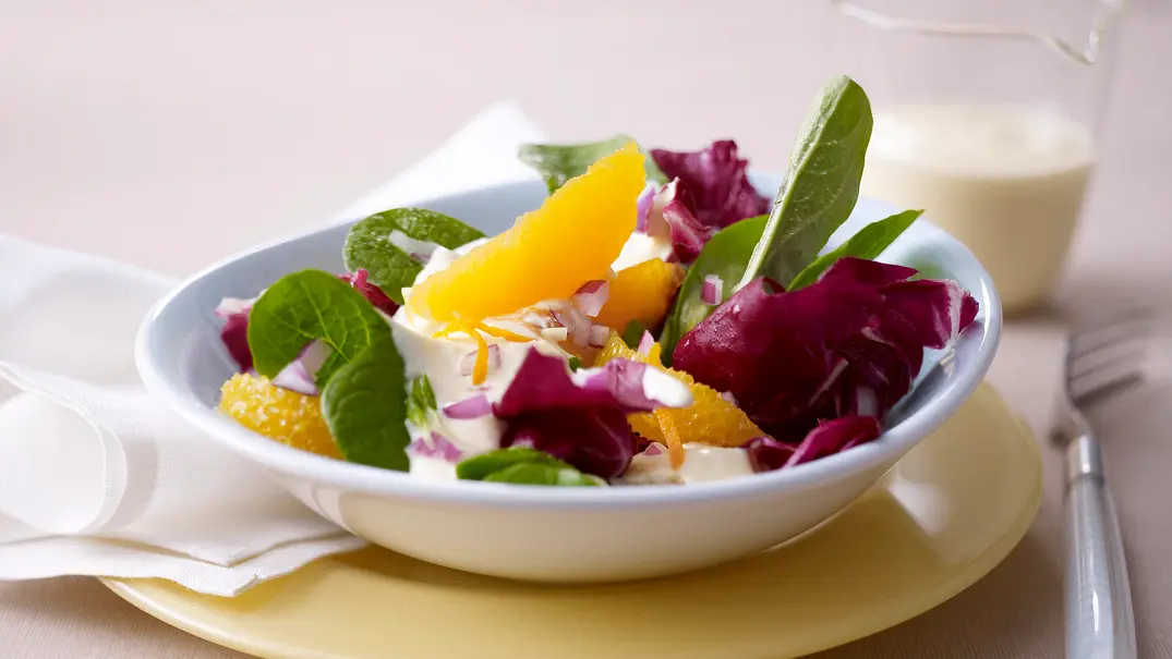 Wintersalat mit Orangenfilets und Joghurt-Orangen-Soße Rezept - Foto: LECKER @ Bauer Media Group