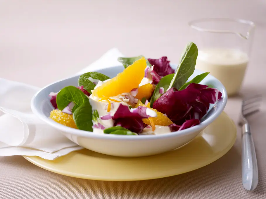 Wintersalat mit Orangenfilets und Joghurt-Orangen-Soße Rezept Wintersalat mit Orangenfilets und Joghurt-Orangen-Soße Rezept