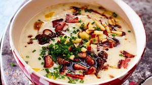 Wintersuppen: Cremige Zwiebelsuppe mit Apfel und Speck - Foto: House of Food / Bauer Food Experts KG