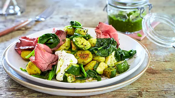 „Wird Zeit“- Gnocchi mit rasantem Roastbeef Rezept - Foto: LECKER @ Bauer Media Group