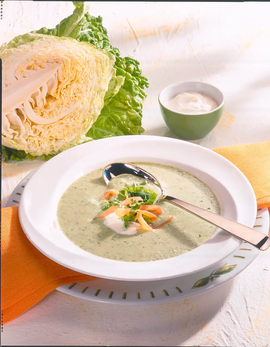 Wirsing-Creme-Suppe mit Räucherlachs Rezept Wirsing-Creme-Suppe mit Räucherlachs Rezept