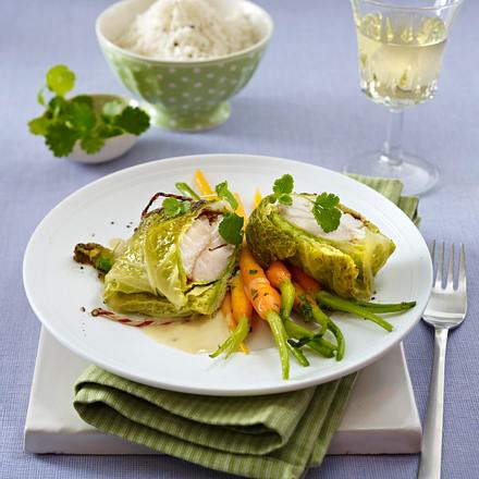 Wirsing-Fischpäckchen mit Currycreme zu glasierten Koriander-Möhren und Basmatireis Rezept