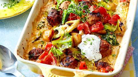 Bunter Wirsing-Auflauf mit Hackbällchen und Tomate in einer hellen Auflaufform - Foto: LECKER @ Bauer Media Group