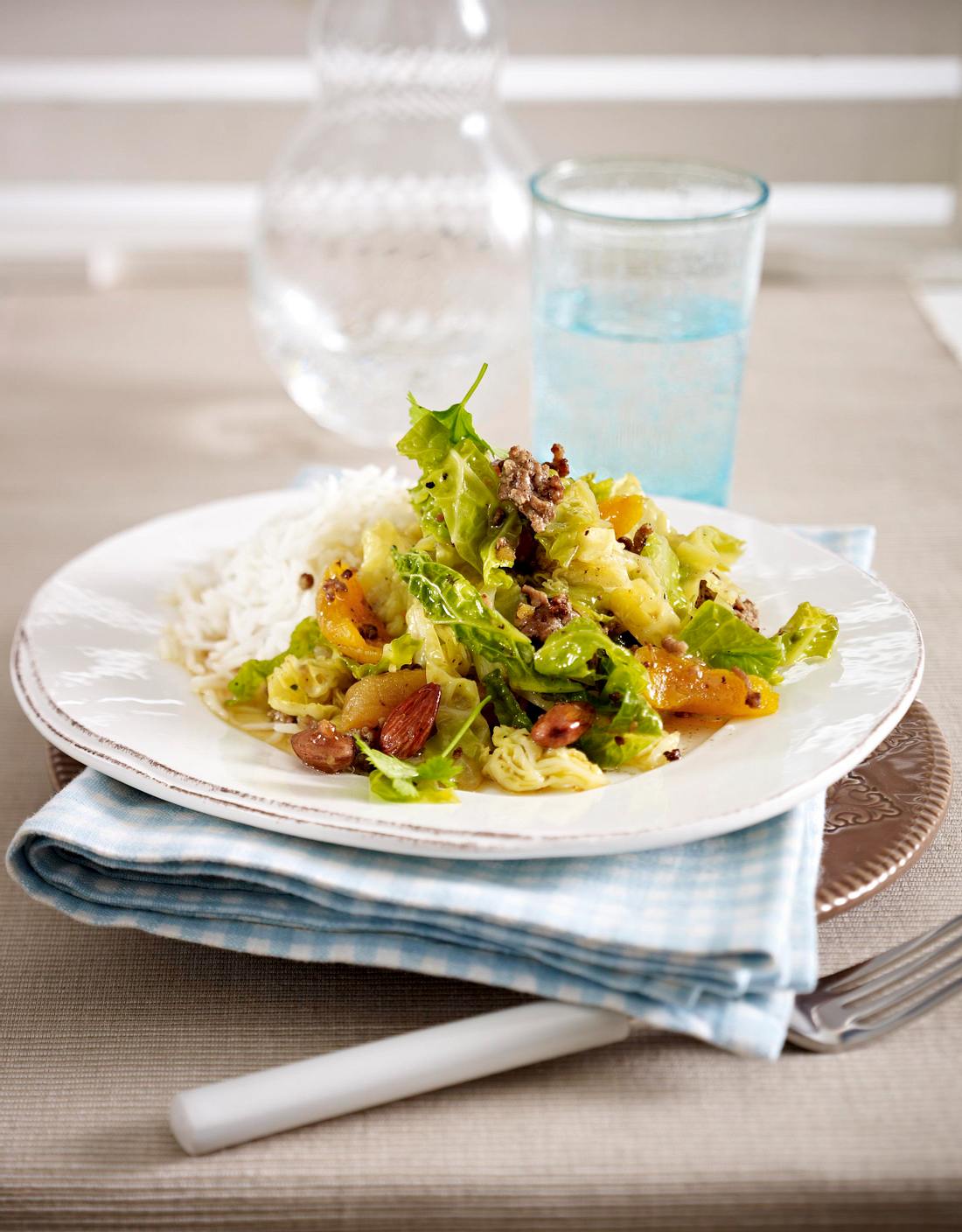Wirsing-Hack-Topf mit Aprikosen und Mandeln Rezept Wirsing-Hack-Topf mit Aprikosen und Mandeln Rezept
