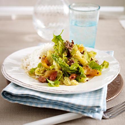 Wirsing-Hackpfanne mit Aprikosen und Mandeln Rezept