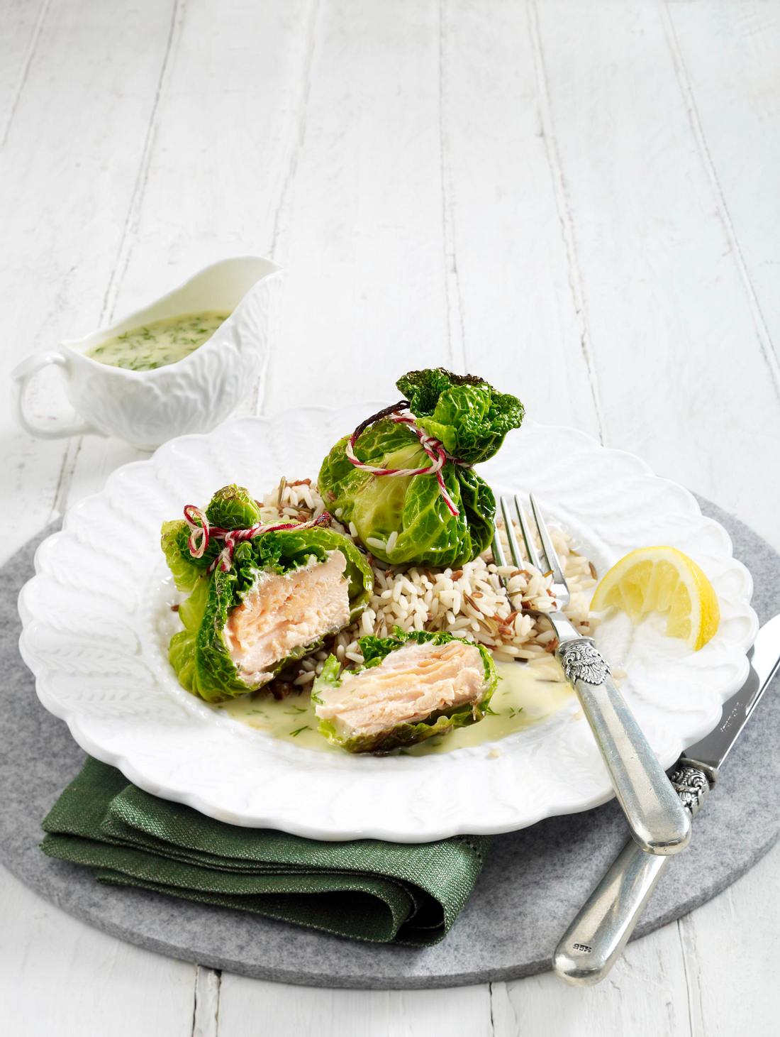 Wirsing-Lachs-Päckchen mit Zitronensoße Rezept | LECKER