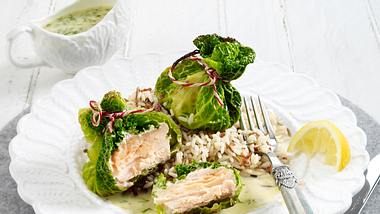 Wirsing-Lachs-Päckchen mit Zitronensoße Rezept - Foto: House of Food / Bauer Food Experts KG