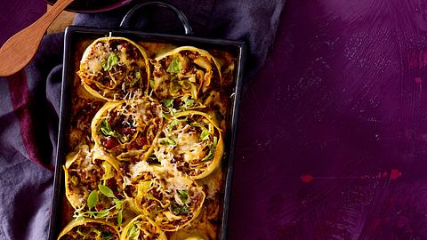 Wirsing-Nudelrollen mit Hack und Tomatensoße Rezept - Foto: House of Food / Bauer Food Experts KG