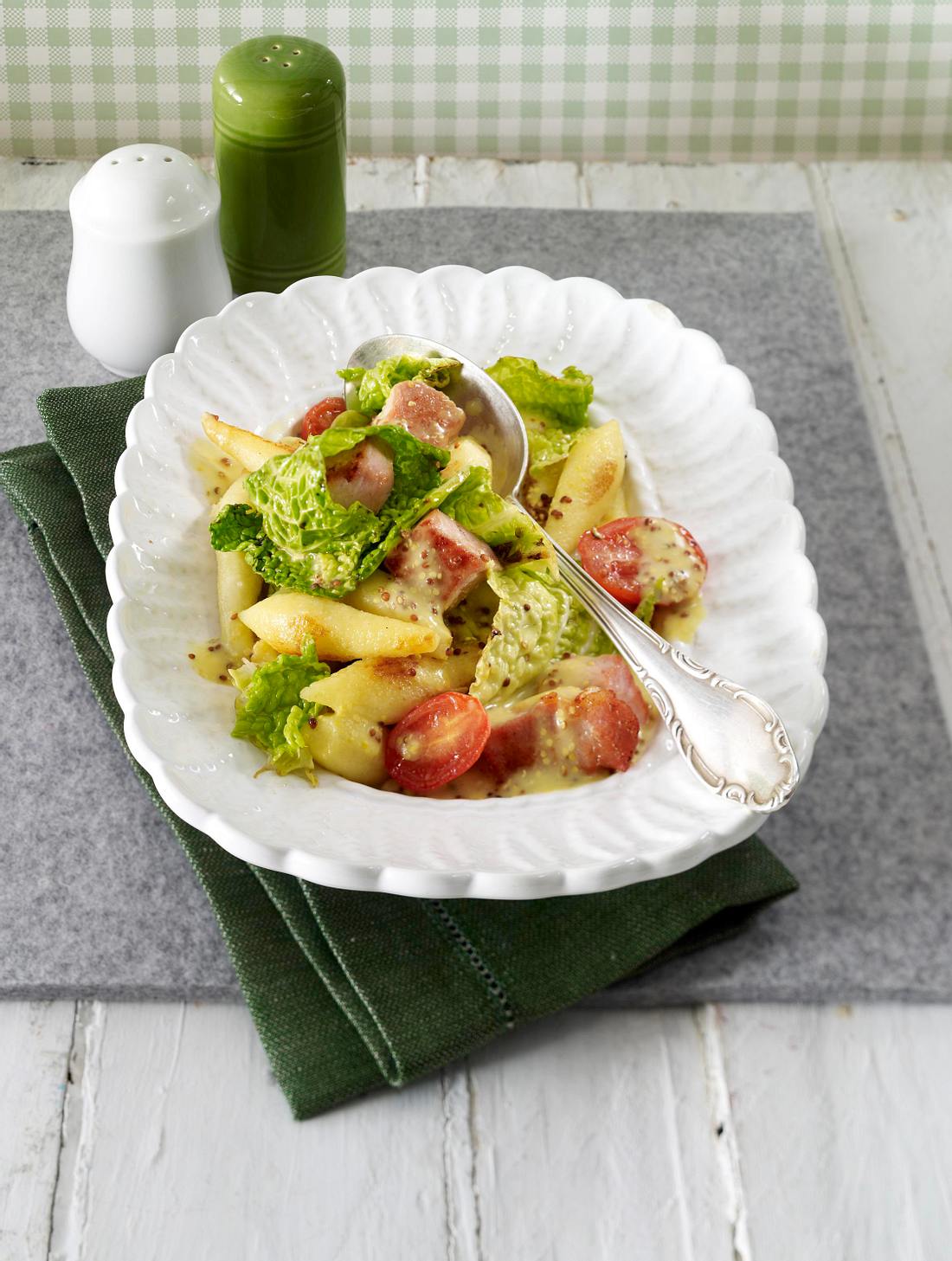 Wirsing-Pfanne mit Kasseler und Schupfnudeln in Senfsoße Rezept | LECKER