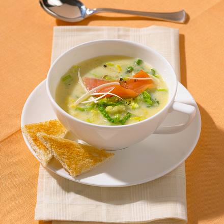 Wirsing-Rahmsüppchen mit Lachs Rezept Wirsing-Rahmsüppchen mit Lachs Rezept