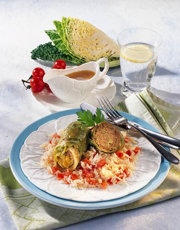Gebratene Wirsing-Röllchen mit Apfel-Zwiebel-Relish