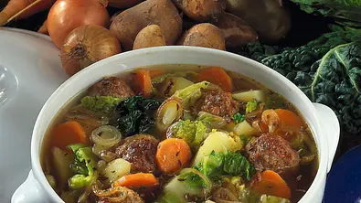 Wirsingeintopf mit Hackklößchen Rezept - Foto: LECKER @ Bauer Media Group