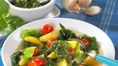 Wirsingkohl-Eintopf mit Pesto Rezept - Foto: House of Food / Bauer Food Experts KG