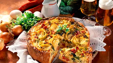 Wirsingkuchen mit Mettwurst Rezept - Foto: LECKER @ Bauer Media Group
