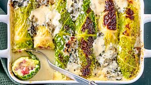 Wirsingröllchen in Käsesoße Rezept - Foto: House of Food / Bauer Food Experts KG