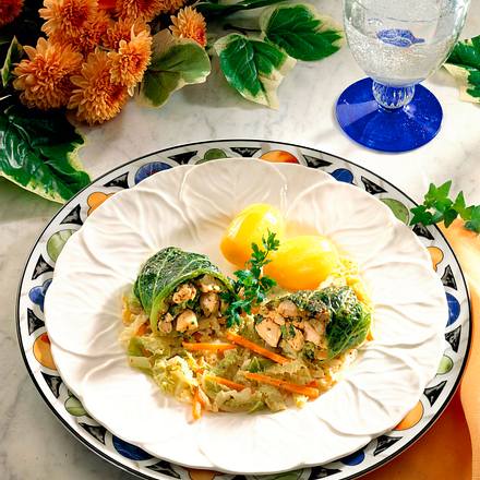 Wirsingroulade mit Geflügelfüllung Rezept Wirsingroulade mit Geflügelfüllung Rezept