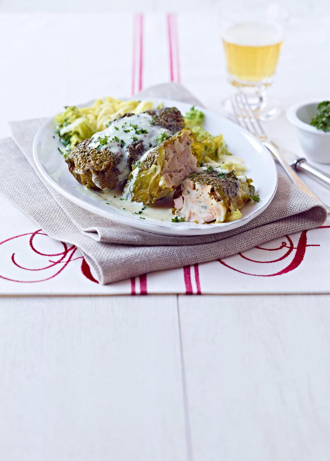 Wirsingroulade mit Semmelknödel-Wurstfüllung Rezept | LECKER