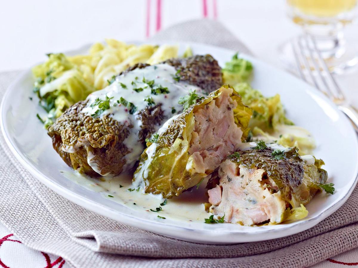 Wirsingroulade mit Semmelknödel-Wurstfüllung Rezept