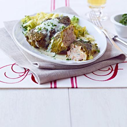 Wirsingroulade mit Semmelknödel-Wurstfüllung Rezept Wirsingroulade mit Semmelknödel-Wurstfüllung Rezept
