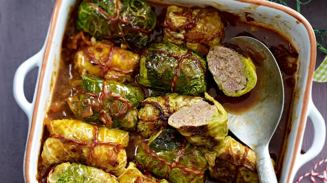 Wirsingrouladen mit Kartoffelpüree Rezept - Foto: LECKER @ Bauer Media Group Wirsingrouladen mit Kartoffelpüree Rezept - Foto: LECKER @ Bauer Media Group