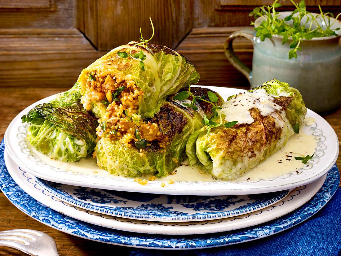 Wirsingrouladen mit Pilz-Couscous-Füllung Rezept | LECKER