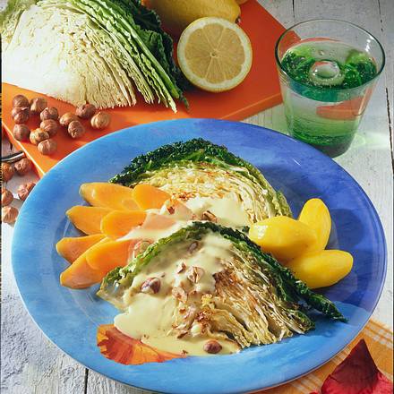 Wirsingspalten mit Käse-Nuss-Soße Rezept Wirsingspalten mit Käse-Nuss-Soße Rezept