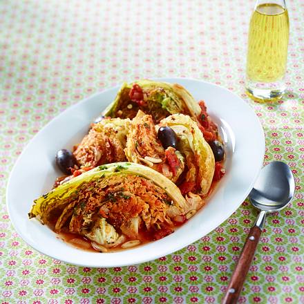 Wirsingspalten mit Tomatensoße Rezept Wirsingspalten mit Tomatensoße Rezept