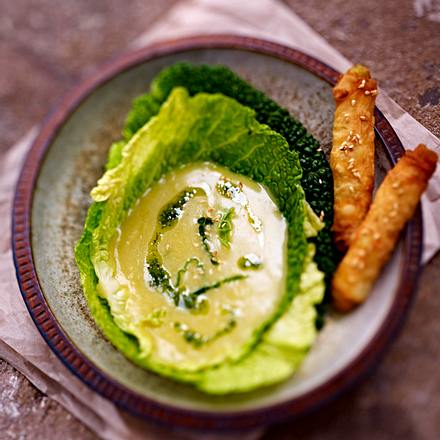 Wirsingsuppe im Wirsingblatt mit Sesam-Filo-Sticks Rezept