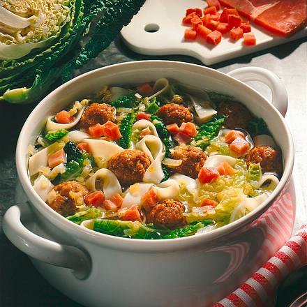 Wirsingsuppe mit Majoran-Mettklößchen Rezept Wirsingsuppe mit Majoran-Mettklößchen Rezept