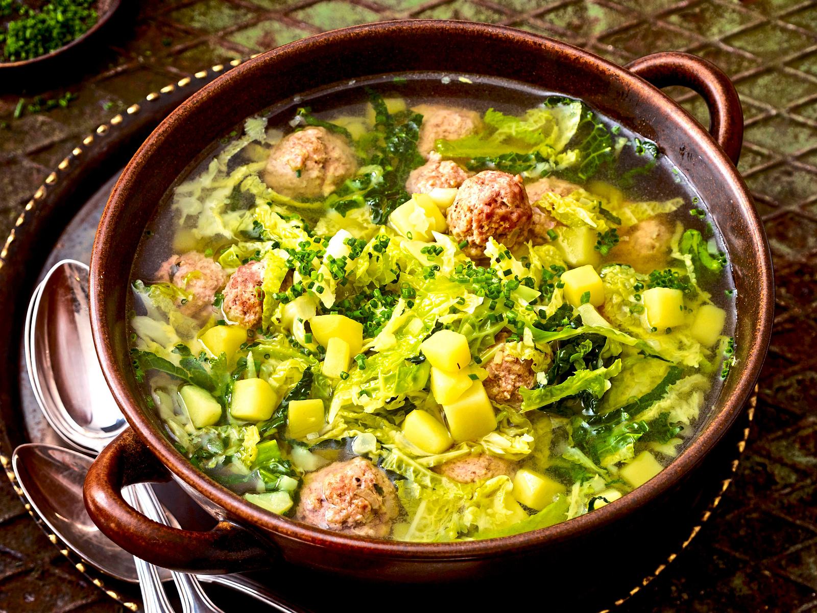 Wirsingtopf mit Hackbällchen Rezept | LECKER Wirsingtopf mit Hackbällchen Rezept | LECKER