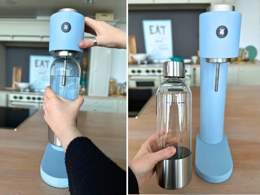 Links: Zwei Hände setzen die Wasserflasche in den WMF Element One Sprudler; rechts: die Sprudlerflasche hat einen besonders markanten Füllstandsstrichh