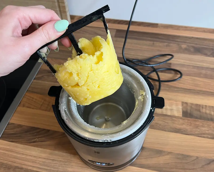Test WMF Küchenminis Eismaschine 3-in-1 Ergebnis Mango Sorbet 