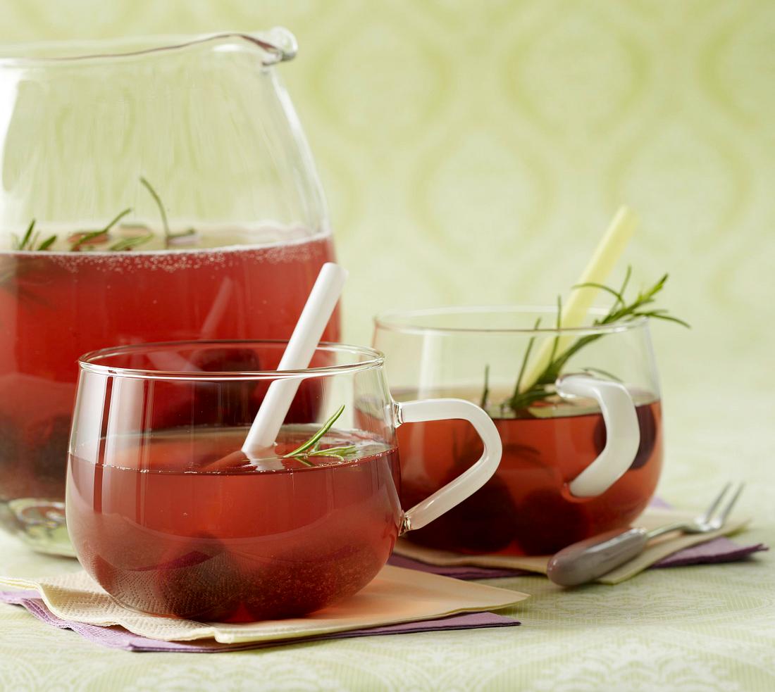 Wodka-Kirsch-Bowle mit Rosmarin und Sekt Rezept | LECKER