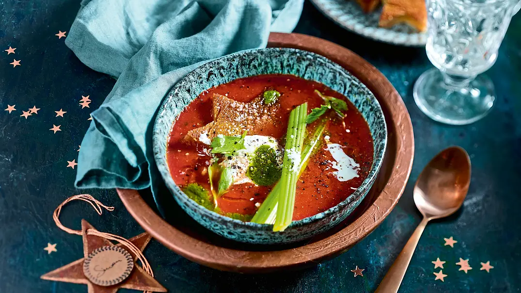 Wodkatomatensuppe mit Knusperstern Rezept - Foto: LECKER @ Bauer Media Group