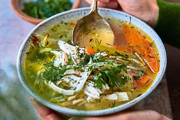 Wohlfühl-Hühnersuppe mit Klößchen Rezept Wohlfühl-Hühnersuppe mit Klößchen Rezept