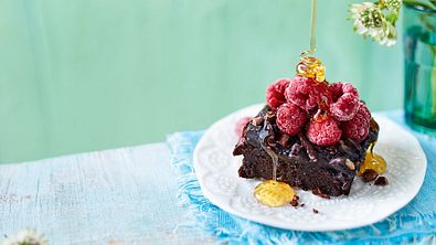 Wohlverdiente Brownie-Belohnung mit Avocado, Kakaonibs und Ingwer Rezept - Foto: LECKER @ Bauer Media Group