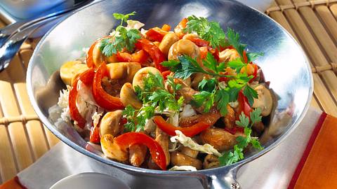 Wok-Gemüse mit Schnitzelfleisch Rezept - Foto: House of Food / Bauer Food Experts KG