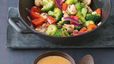 Wokgemüse mit Erdnusssauce Rezept - Foto: House of Food / Bauer Food Experts KG