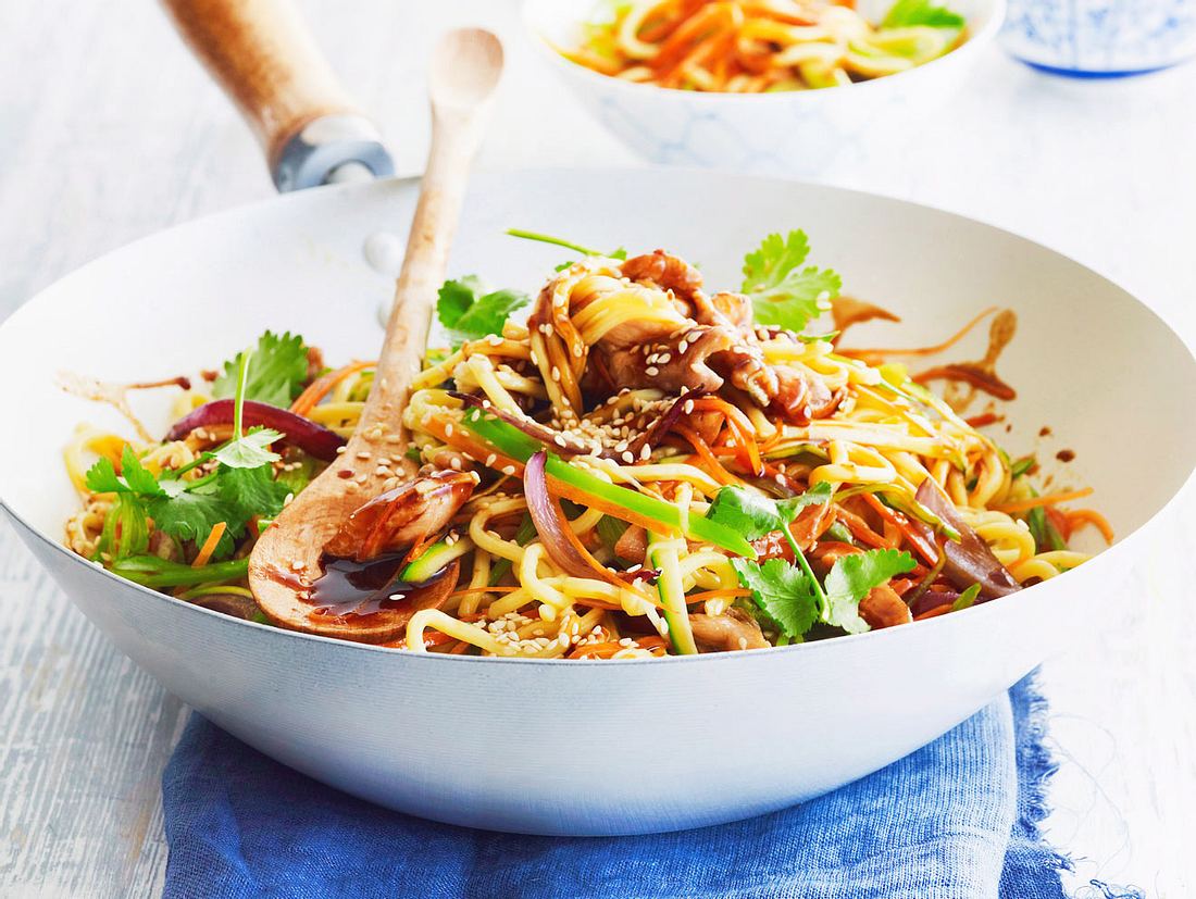 Woknudeln mit Nackensteak Rezept | LECKER Woknudeln mit Nackensteak Rezept | LECKER
