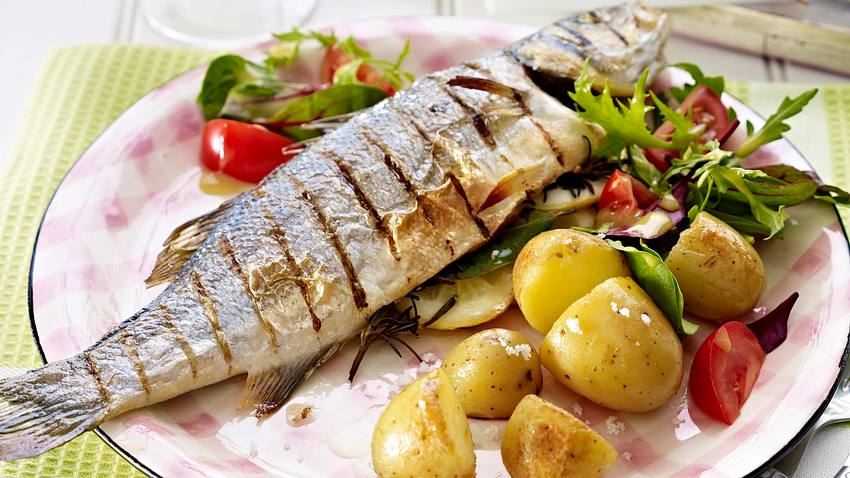 Wolfsbarsch mit Kräuterfüllung Rezept - Foto: House of Food / Bauer Food Experts KG