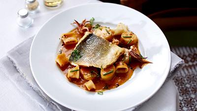 Wolfsbarsch und Calamaretti zu Würzkartoffeln in Hummersoße Rezept - Foto: House of Food / Bauer Food Experts KG