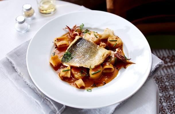 Wolfsbarsch und Kalmar zu Würz-Kartoffeln in Hummersoße Rezept Wolfsbarsch und Kalmar zu Würz-Kartoffeln in Hummersoße Rezept