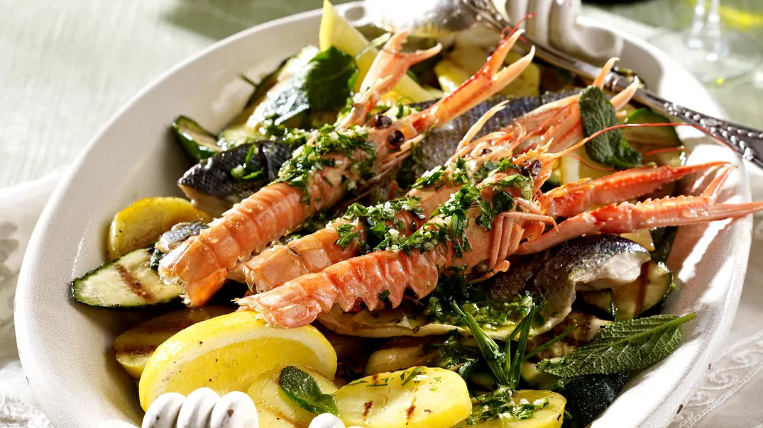 Wolfsbarschfilet und Scampi mit gegrilltem Gemüse (Branzinofilet) Rezept - Foto: LECKER @ Bauer Media Group Wolfsbarschfilet und Scampi mit gegrilltem Gemüse (Branzinofilet) Rezept - Foto: LECKER @ Bauer Media Group