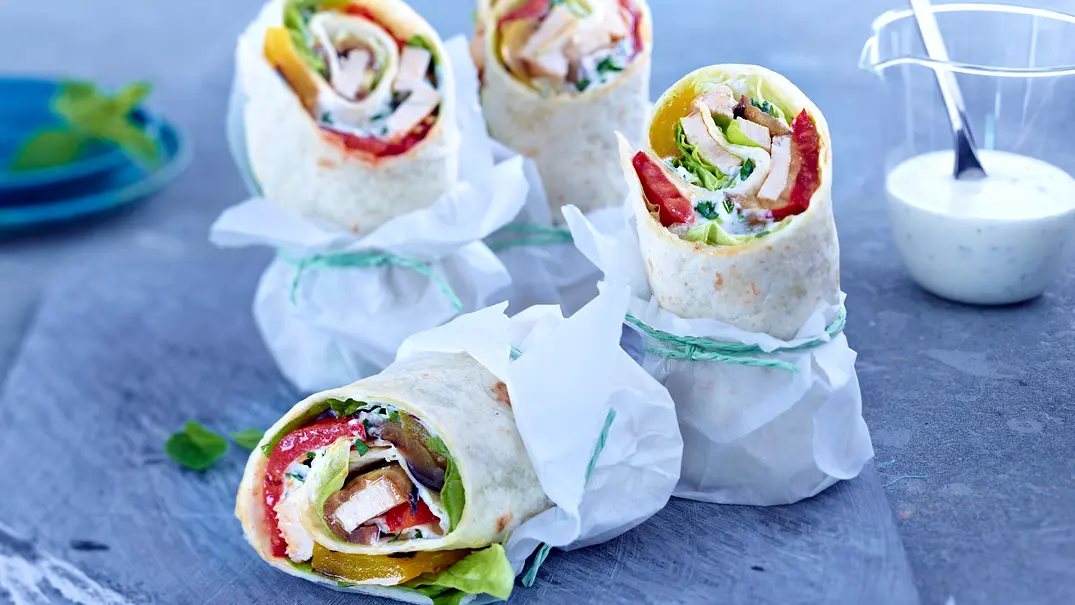 Wrap mit gebratenem Hähnchen und Gemüse Rezept - Foto: LECKER @ Bauer Media Group Wrap mit gebratenem Hähnchen und Gemüse Rezept - Foto: LECKER @ Bauer Media Group