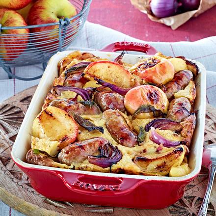 Würstchen im Teig mit Äpfeln und Zwiebeln Rezept Würstchen im Teig mit Äpfeln und Zwiebeln Rezept