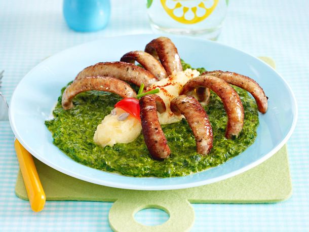 Würstchen-Kartoffelpüree-Spinne auf Spinat Rezept Würstchen-Kartoffelpüree-Spinne auf Spinat Rezept