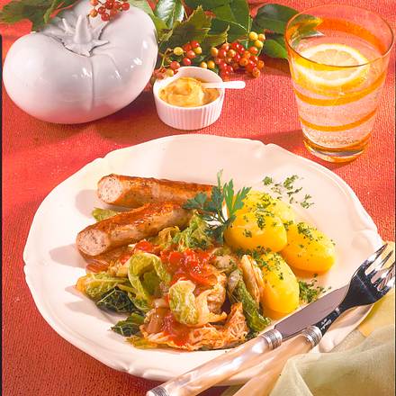 Würstchen mit gebratenem Wirsing Rezept Würstchen mit gebratenem Wirsing Rezept