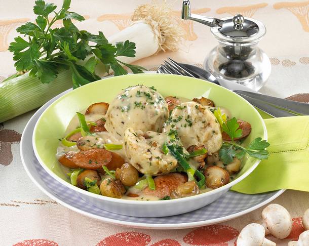 Würstchen-Ragout zu Pilz-Knödeln Rezept Würstchen-Ragout zu Pilz-Knödeln Rezept