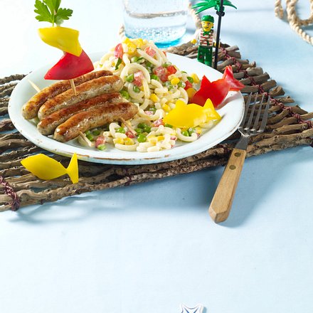Würstchenfloß mit Paprikasegel, dazu bunter Nudel-Strand-Salat Rezept Würstchenfloß mit Paprikasegel, dazu bunter Nudel-Strand-Salat Rezept