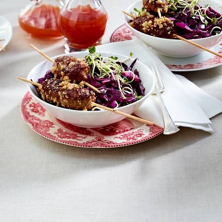 Würzige Hackspieße mit Rotkohl-Salat und Chilisoße Rezept Würzige Hackspieße mit Rotkohl-Salat und Chilisoße Rezept